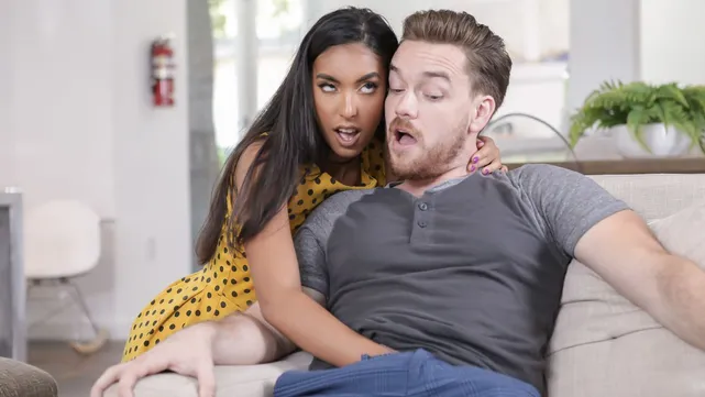 Поимел красивую телку с длинными волосами на диване