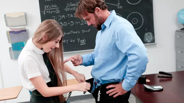 Студентка кончает на члене учителя в классе