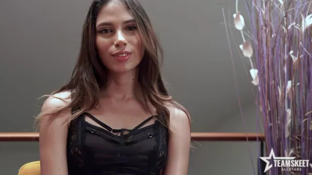 Красивая телка проходит собеседование