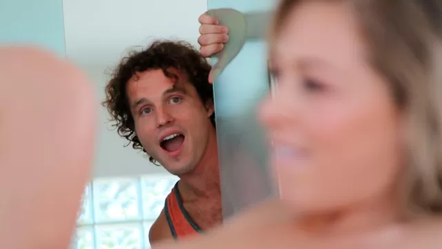 Кучерявый парень трахнул двух блондинок