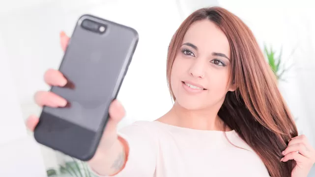 Актриса с тату красиво растянула киску